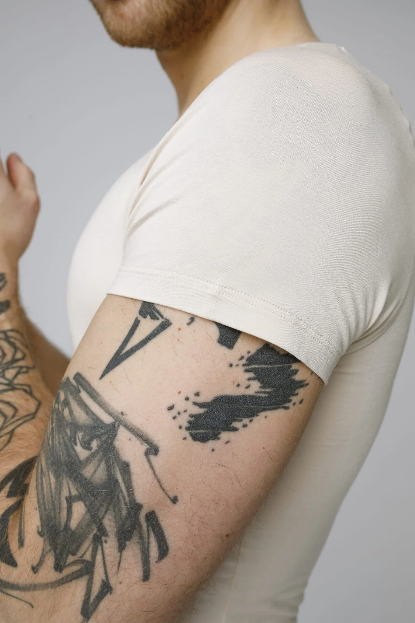 T-shirt Mr Invisible V-neck Sand - Image 4